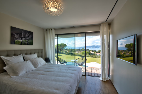 villa in Cap d'Antibes : Rent this contemporary villa with a wonderful sea view on the Cap d'Antibes walking distance to the 'Hotel du Cap'. - Photo 2