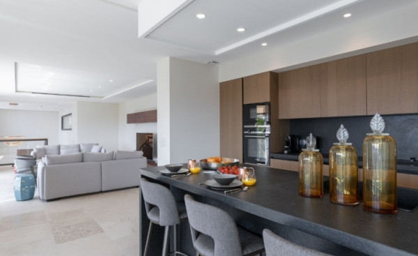 villa in Mougins : Rent gorgeous 5 bedroom villa in the hills of Mougins with a breathtaking seaview - Photo 6