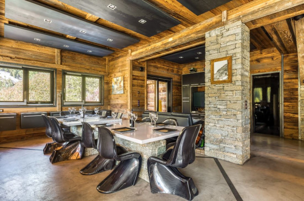 villa in Tignes : Rent this incredible contemporary chalet in Tignes Brevières  with 7 ensuite bedrooms. - Photo 2