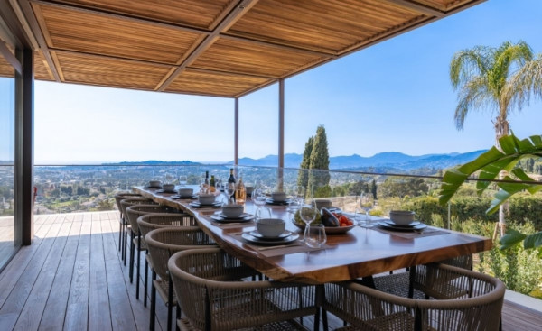 villa in Mougins : Rent gorgeous 5 bedroom villa in the hills of Mougins with a breathtaking seaview - Photo 2