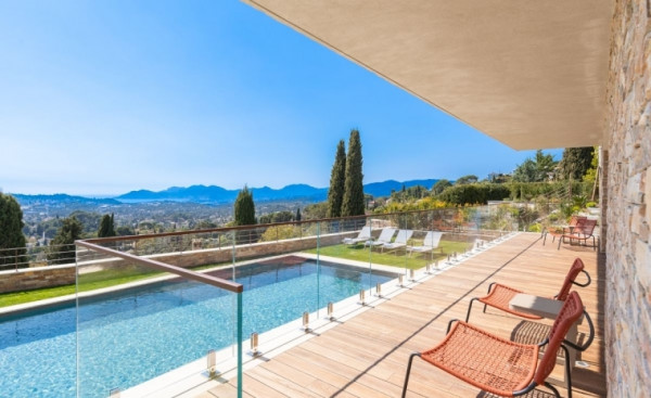 villa in Mougins : Rent gorgeous 5 bedroom villa in the hills of Mougins with a breathtaking seaview - Photo 18