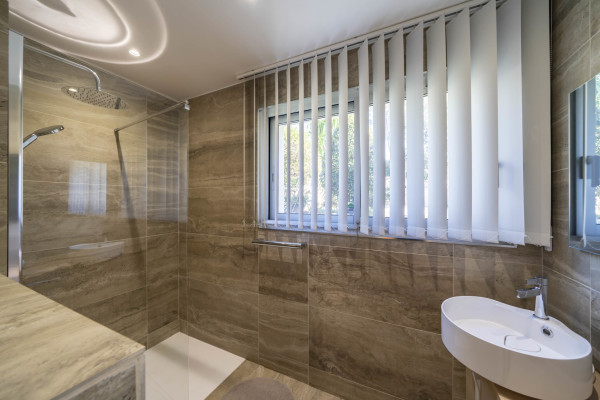 villa in Cannes : Rent this brand new modern villa in Cannes Croix des Gardes with a stuning 180 degree sea view - Photo 18