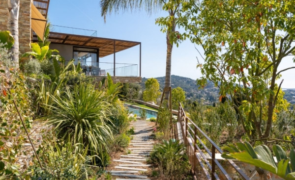 villa in Mougins : Rent gorgeous 5 bedroom villa in the hills of Mougins with a breathtaking seaview - Photo 19