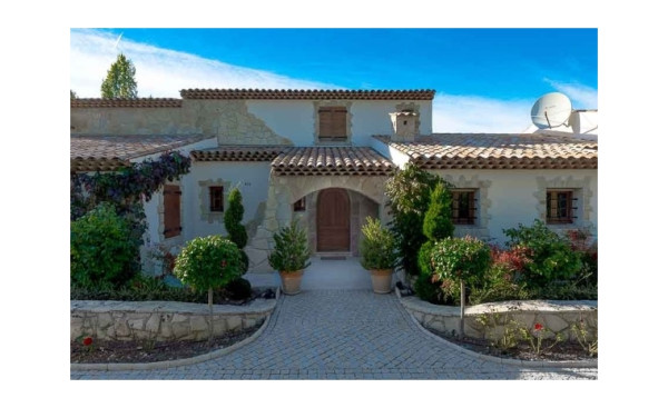 villa in Châteauneuf-Grasse : Rent wonderful newly renovated villa with private tennis court - Photo 11