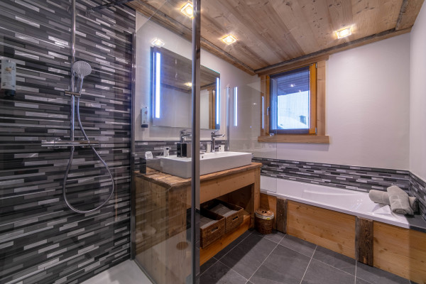 villa in Méribel : Rent this 800 sqm chalet located in Méribel, with a swimming. pool and 8 ensuite bathrooms. - Photo 10