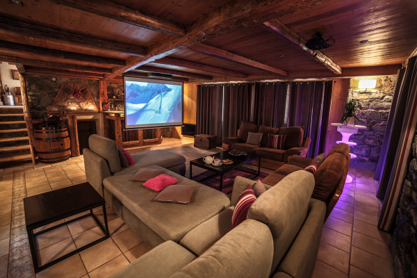 villa in Méribel : Rent this 800 sqm chalet located in Méribel, with a swimming. pool and 8 ensuite bathrooms. - Photo 2