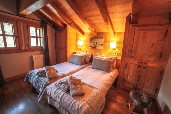 villa in Méribel : Rent this 800 sqm chalet located in Méribel, with a swimming. pool and 8 ensuite bathrooms. - Photo 46