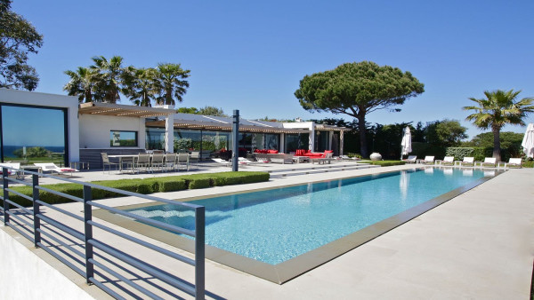 villa in St Tropez : Rent elegant contemporary style villa with stunning sea view  just 2 minutes from the beaches of Pampelonne in St Tropez - Photo 4