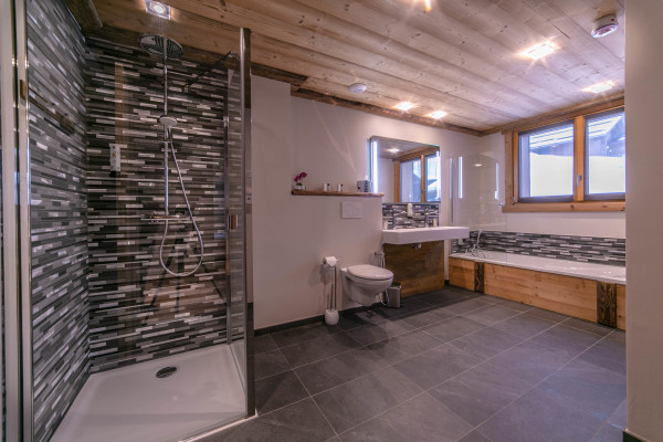 villa in Méribel : Rent this 800 sqm chalet located in Méribel, with a swimming. pool and 8 ensuite bathrooms. - Photo 14