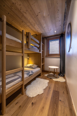 villa in Méribel : Rent this 800 sqm chalet located in Méribel, with a swimming. pool and 8 ensuite bathrooms. - Photo 15
