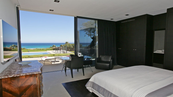 villa in St Tropez : Rent elegant contemporary style villa with stunning sea view  just 2 minutes from the beaches of Pampelonne in St Tropez - Photo 17