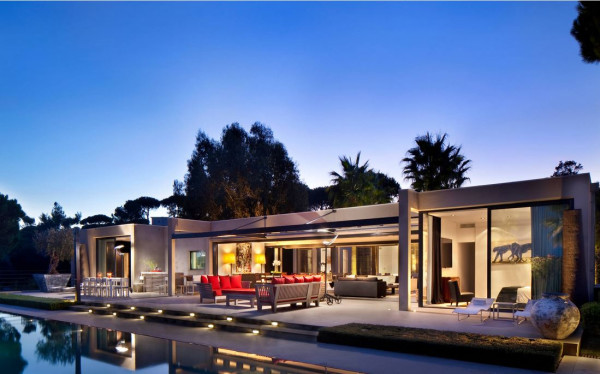 villa in St Tropez : Rent elegant contemporary style villa with stunning sea view  just 2 minutes from the beaches of Pampelonne in St Tropez - Photo 9