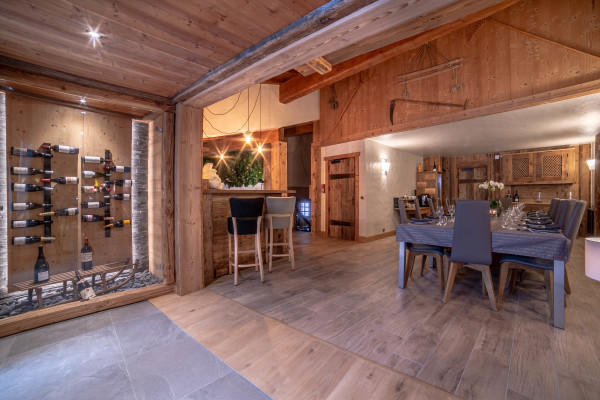 villa in Méribel : Rent this 800 sqm chalet located in Méribel, with a swimming. pool and 8 ensuite bathrooms. - Photo 6