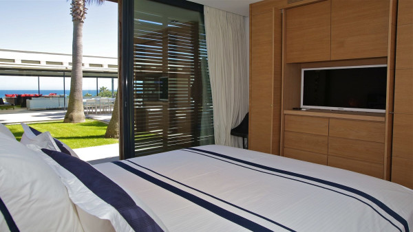 villa in St Tropez : Rent elegant contemporary style villa with stunning sea view  just 2 minutes from the beaches of Pampelonne in St Tropez - Photo 16