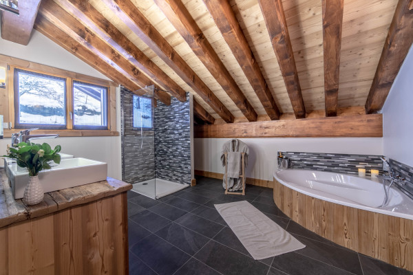 villa in Méribel : Rent this 800 sqm chalet located in Méribel, with a swimming. pool and 8 ensuite bathrooms. - Photo 20