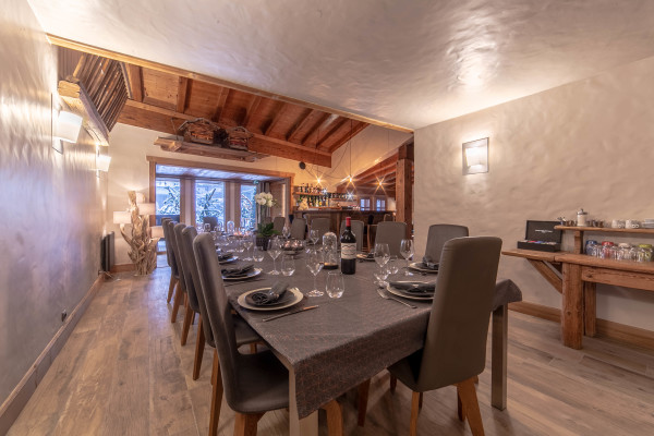 villa in Méribel : Rent this 800 sqm chalet located in Méribel, with a swimming. pool and 8 ensuite bathrooms. - Photo 5