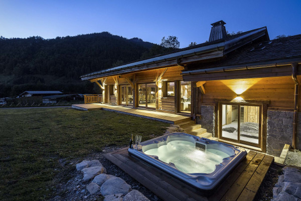 villa in Megève : Rent this luxurious 5 bedrooms chalet on the edge of Rochebrune, over-looking the stunning Mont Charvin. - Photo 0