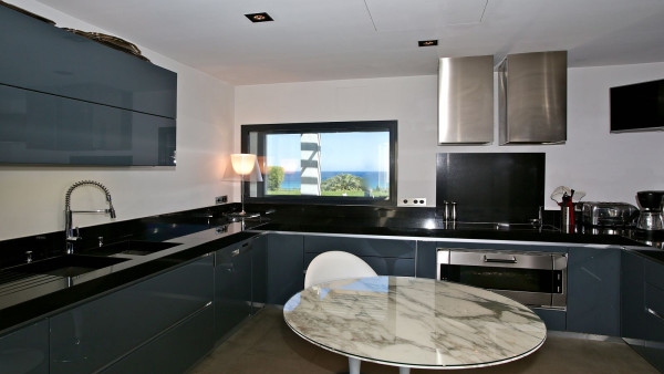 villa in St Tropez : Rent elegant contemporary style villa with stunning sea view  just 2 minutes from the beaches of Pampelonne in St Tropez - Photo 6