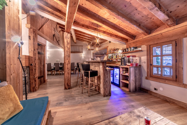 villa in Méribel : Rent this 800 sqm chalet located in Méribel, with a swimming. pool and 8 ensuite bathrooms. - Photo 1