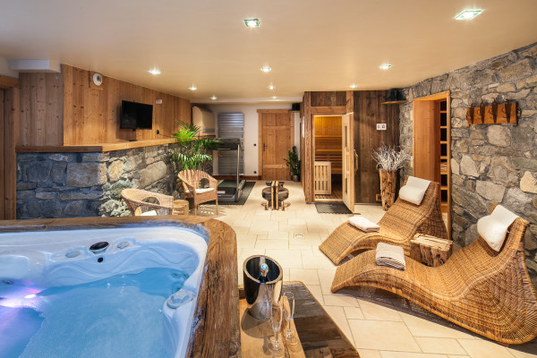 villa in Méribel : Rent this 800 sqm chalet located in Méribel, with a swimming. pool and 8 ensuite bathrooms. - Photo 42