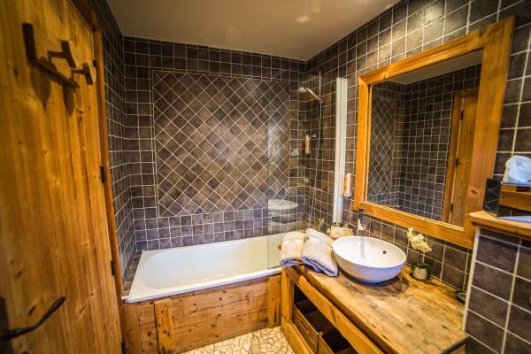 villa in Méribel : Rent this 800 sqm chalet located in Méribel, with a swimming. pool and 8 ensuite bathrooms. - Photo 22