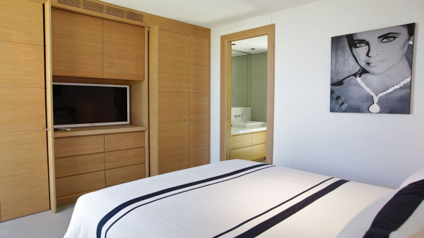 villa in St Tropez : Rent elegant contemporary style villa with stunning sea view  just 2 minutes from the beaches of Pampelonne in St Tropez - Photo 15