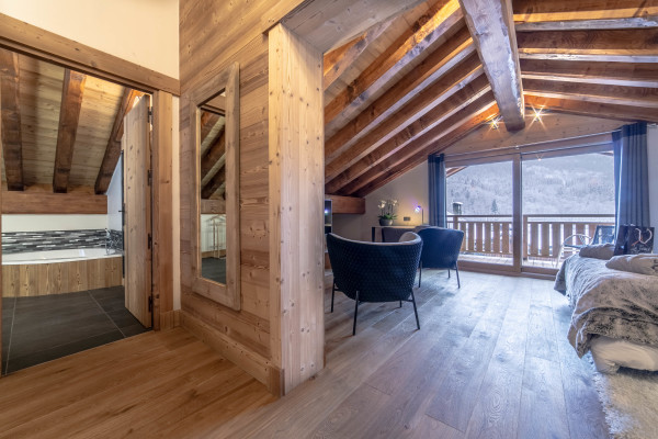 villa in Méribel : Rent this 800 sqm chalet located in Méribel, with a swimming. pool and 8 ensuite bathrooms. - Photo 19