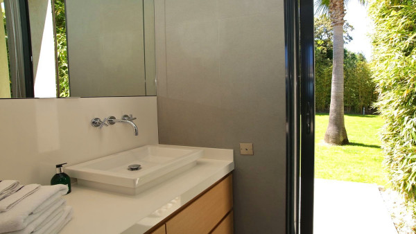 villa in St Tropez : Rent elegant contemporary style villa with stunning sea view  just 2 minutes from the beaches of Pampelonne in St Tropez - Photo 14