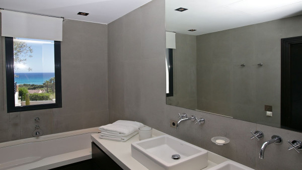 villa in St Tropez : Rent elegant contemporary style villa with stunning sea view  just 2 minutes from the beaches of Pampelonne in St Tropez - Photo 11