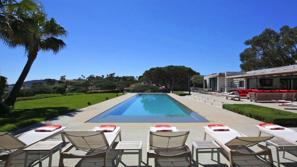 villa in St Tropez : Rent elegant contemporary style villa with stunning sea view  just 2 minutes from the beaches of Pampelonne in St Tropez - Photo 2