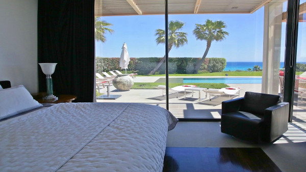 villa in St Tropez : Rent elegant contemporary style villa with stunning sea view  just 2 minutes from the beaches of Pampelonne in St Tropez - Photo 12
