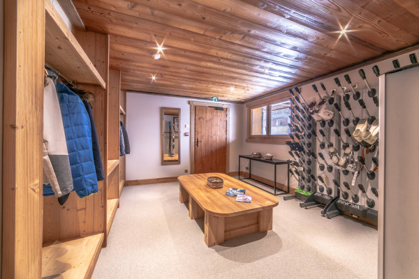 villa in Méribel : Rent this 800 sqm chalet located in Méribel, with a swimming. pool and 8 ensuite bathrooms. - Photo 39