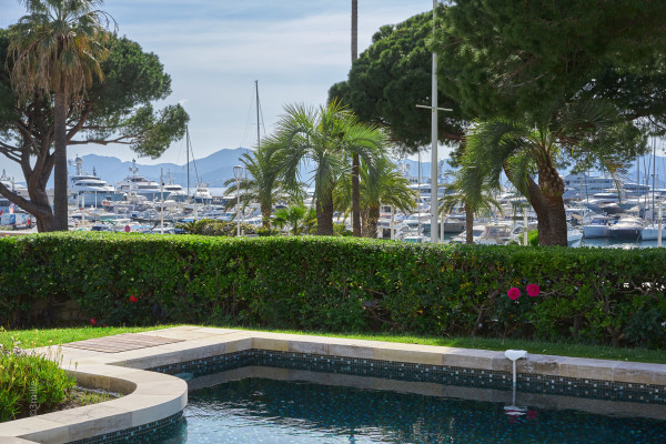 villa in Cannes : Rent this unique property located on the Famous Croisette within walking distance to all the amenities, restaurants, nightlife of Cannes - Photo 34