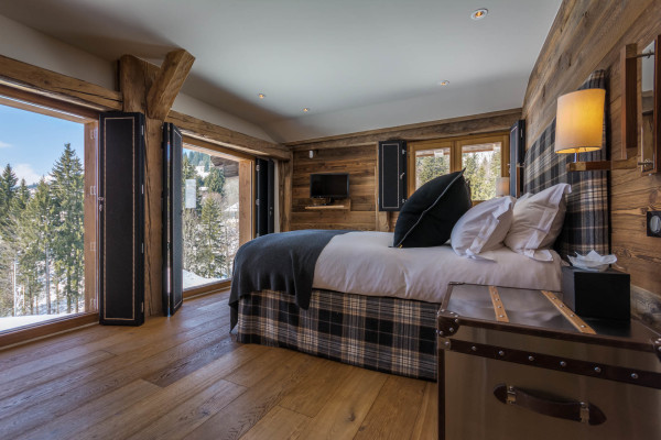 villa in Les Gets : Rent this one of the finest and  exquisitely renovated luxury alpine chalet with breathtaking views over the French ski resort of Les Gets and the ski slopes of the Portes du Soleil. - Photo 9