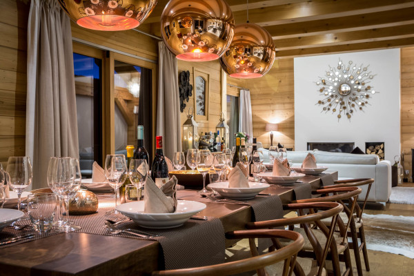 villa in Montriond : Rent the most prestigious and privileged Chalet in Morzine with 5 bedrooms, sitting high on the sunny side of the town. - Photo 0
