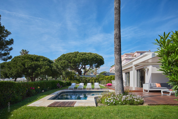 villa in Cannes : Rent this unique property located on the Famous Croisette within walking distance to all the amenities, restaurants, nightlife of Cannes - Photo 1