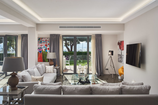 villa in Cannes : Rent this unique property located on the Famous Croisette within walking distance to all the amenities, restaurants, nightlife of Cannes - Photo 3