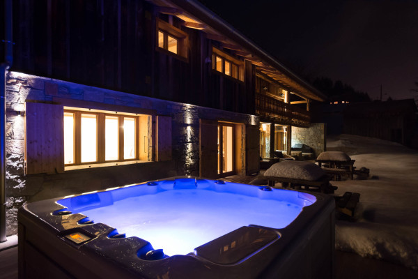 villa in Les Gets : Rent this one of the finest and  exquisitely renovated luxury alpine chalet with breathtaking views over the French ski resort of Les Gets and the ski slopes of the Portes du Soleil. - Photo 4