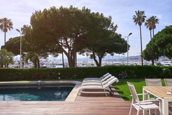 villa in Cannes : Rent this unique property located on the Famous Croisette within walking distance to all the amenities, restaurants, nightlife of Cannes - Photo 35