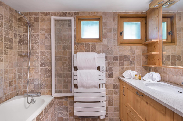 villa in Val d'Isere : Rent this chalet located right in the center of Val d'Isère and at only 150m from the slopes. - Photo 5