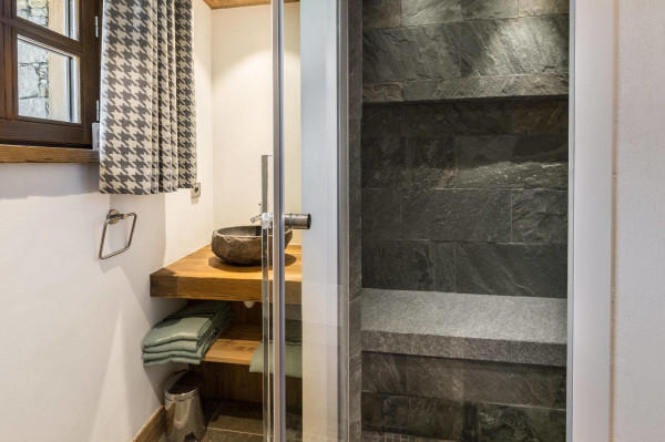 villa in Meribel : Rent this Warm and Cozy chalet in the Hamlet of Le Raffort for 12 guests. - Photo 16