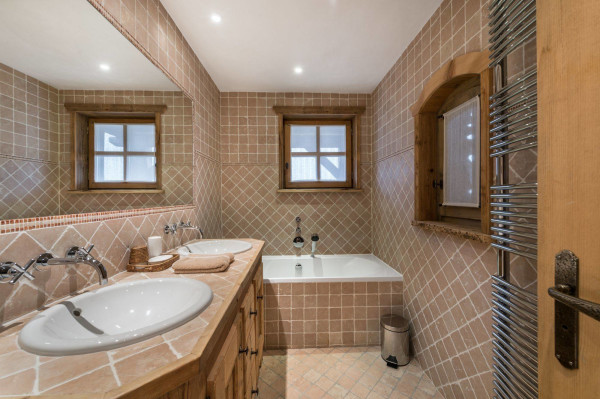villa in Courchevel : Rent this 6 bedrooms chalet located in the Domain de Bllecôte  in Courchevel 1850. - Photo 10