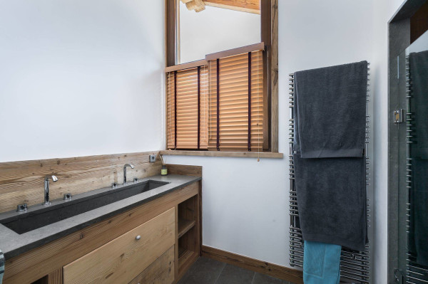 villa in Meribel : Rent this Warm and Cozy chalet in the Hamlet of Le Raffort for 12 guests. - Photo 15