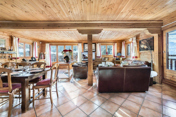 villa in Meribel : Rent this traditional chalet on the slopes for 12 guests in Méribel Le Raffort. - Photo 1