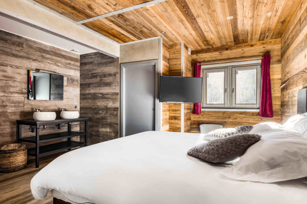 villa in Tignes : Rent this unique chalet which can accommodate up to 14 guests with a aircraft decoration. - Photo 14