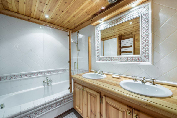 villa in Courchevel : Rent this typical savoyard, ski in ski out chalet in Courchevel Belvedere. - Photo 8