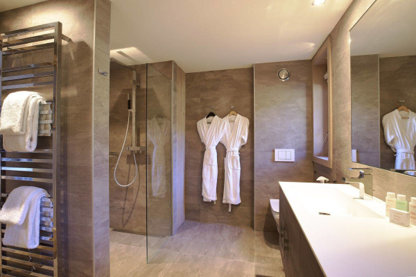 villa in Courchevel : Rent this 4 bedroom chalet in a well-known quiet place in Courchevel Moriond. - Photo 9