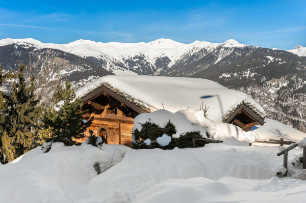 villa in Courchevel : Rent this nearby center of the resort and slopes in Courchevel Village. - Photo 0