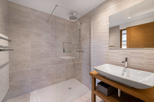 villa in Meribel : Rent this new built chalet in the Plateau of Méribel with a gorgeous view for 12 guests. - Photo 18