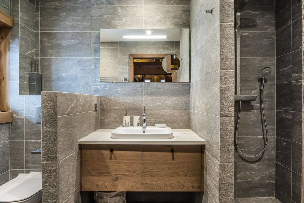 villa in Courchevel : Rent this contemporary and traditional chalet in Courchevel Village for 14 guests. - Photo 10